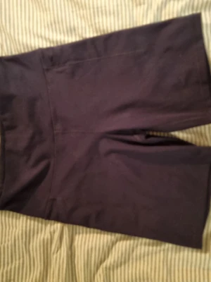 Svarta träningstights-shorts H&M Move - Säljer ett par svarta träningstights-shorts från H&M Move i storlek S. De är högmidjade och har en tight passform, perfekta för gymmet eller löprundan. Materialet är stretchigt och andas, vilket gör dem riktigt sköna att röra sig i.