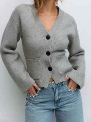 Grå svart finstickad stickad kofta knappar ficka Gina Tricot slutsåld populär trendig stockholmsstil - Grå trendig kofta från Gina Tricot med svarta knappar och fickor fram. Storlek S. Slutsåld på hemsidan! Nypris var 460:- 