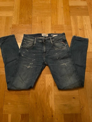 Replay blå jeans  30/32 - Köpt på Nk i stockholm för 1799:-, använt få gånger! Mycket bra skick!