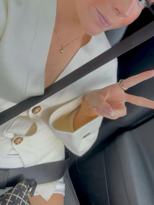 Vit kofta från Gina Tricot XS - Säljer en stilren vit kofta/tröja från Gina Tricot i storlek XS🤍Koftan har stora dekorativa knappar framtill och en djup v-ringning. Materialet känns mjukt och är perfekt för lager på lager. Passar lika bra till jeans som till kjol. Pris kan diskuteras!!🤍