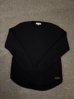 Svart stickad tröja Just Junkies M - Säljer en svart stickad tröja från Just Junkies i storlek M. Tröjan har rund halsringning, ribbad struktur och långa ärmar. Perfekt för lager på lager under kyliga dagar och enkel att matcha med jeans eller byxor.