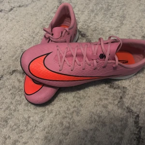 Nike futsal skor  - Använda 1 gång. Academy (PRO). Dem är skit snygga och sköna för dig som vill se bra ut på planen medans fötterna myser. Storlek 43