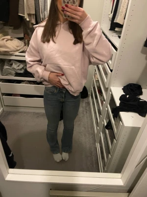 Blåa low waist bootcut jeans från Gina Tricot  - Säljer ett par klassiska blåa low waist jeans med bootcut. Jeansen har en enkel design utan synliga detaljer. Säljer dessa då de är för korta för mig. Nypris 500 så säljer för billigare 