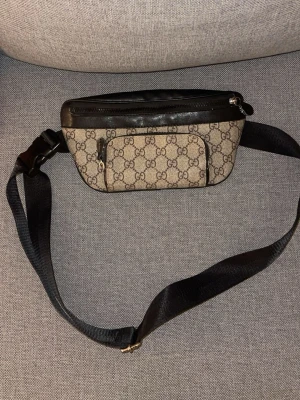 Gucci GG Supreme canvas-bältesväska - ❗️Äkta ❗️Justbar rem, passar vilken storlek som helst. Bra skick, knappt använd inga defekter på den. Har däremot inte box eller kvitto på den. Pris kan diskuteras.