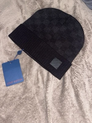 Svart mössa - Snygg svart mössa med märke vid funderingar tveka inte på att skriva 🤗