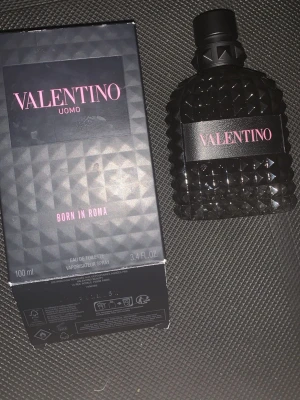 Valentino Uomo Born In Roma 100ml glass - Upptäck Valentino Uomo Born In Roma – en Eau de Toilette i en snygg, modern flaska. Volym: 100 ml. Perfekt för dig som vill ha en exklusiv touch i din doftsamling. Warning detta e bara en flaska igen elixir i !
