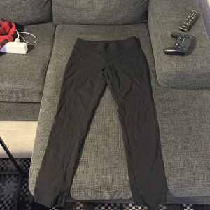 Svarta leggings från Kappahl, strl 40 - Säljer ett par svarta leggings från Kappahl i storlek 40. De har en enkel och clean design med hög midja och stretchigt material som sitter skönt på kroppen. Perfekta till både chill och mer uppklädda outfits.