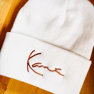 Snygg vit Karl Kani-mössa! - Vit finstickad Karl Kani-mössa i snygg unisexmodell. Oanvänd.