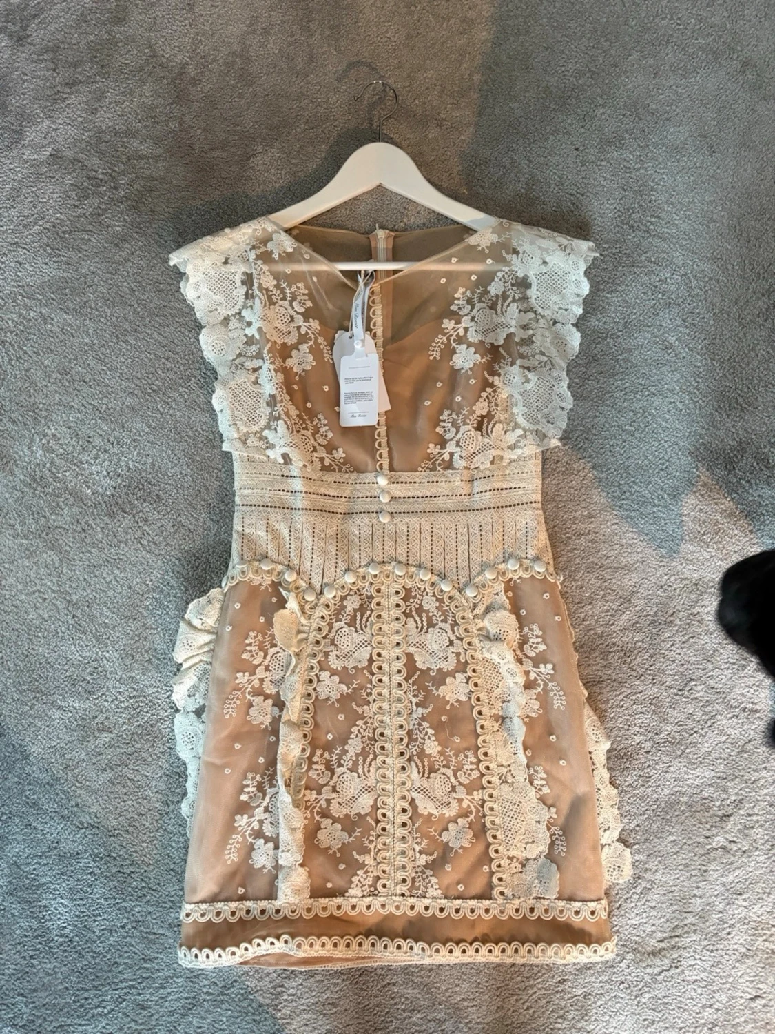 Oanvänd klänning från Miss Rosier 