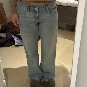  Zara jeans med Lågmidja  - Säljer ett par ljusblå jeans från Zara i storlek 36. Modellen heter ”Jeans  trf wide leg låg midja”