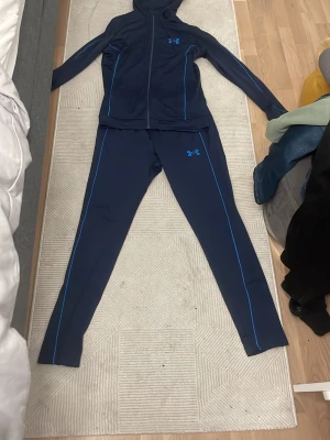 Under armour dress  - Jag säljer en skön Under Armour dress, den är inte använd och den har inga som helst skador. Den passar perfekt till dig som gillar dressar