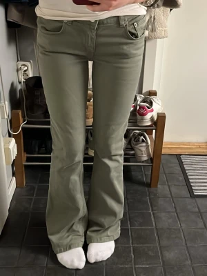 Gröna bootcut jeans - Snygga gröna jeans med bootcut passform och klassisk femficksdesign. Byxorna är low/mid waist. Storlek XS/SHORT❣️