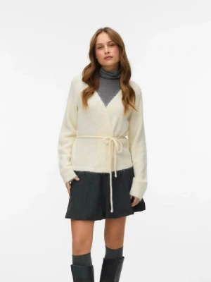 Krämvit omlottkofta med knytband - Ny kofta, säljs pga för liten! Nypris 499 kr Mysig krämvit omlottkofta med knytband i midjan. Koftan har lång ärm och är stickad i ett fluffigt material som ger en soft känsla. Perfekt att slänga på sig över en topp eller klänning för en chill och snygg look.