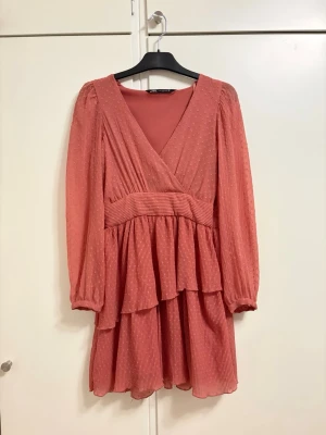 Rosa klänning - Jättefin rosa flowy klänning. Aldrig använd