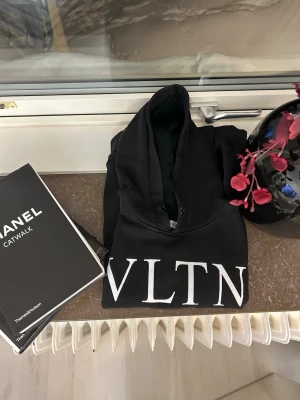 Valentino Hoodie svart  - Hej! Säljer min riktigt stiliga Valentino Hoodie i svart färg. Storlek M/ modellen är 1.80| haft den i ett tag men hållt den i fint skick- 8.5/10| kvitto tillkommer. DMa💥