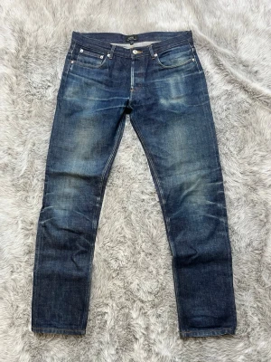 A.P.C Jeans - Säljer detta eftertraktade Par Selvedge APC jeans | Storlek W31 | Skick 9/10 | 100% bomull och bild på selvedge ID finns i annons vid övriga eventuella frågor svarar jag gärna 🙌✅