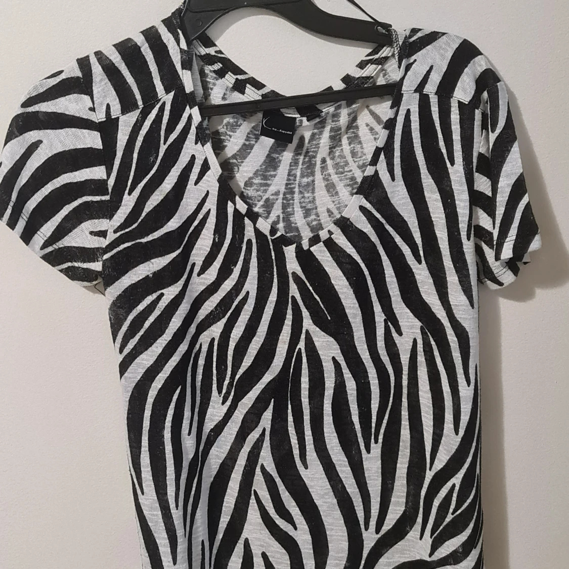 Zebramönstrad t-shirt från KappAhl - 1