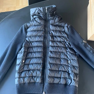 Moncler cardigan tricot - Tja, en riktigt fet moncler cardigan som jag inte använt på ett tag nu. Ingen större defekt men den är lite noppig men det går bort lätt! Köpte den på monclers egna butik så jag har allt og så som kvitto o tags med mera! Vid minsta fundering är det bara att höra av sig! Priset är ej hugget i sten!