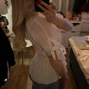 Blus  - Söt blus från zara, aldrig använd så i gott skick! Inga defekter. Kan sänka priset. OBS kommer inte kunna skicka på ett litet tag då jag är utomlands. 