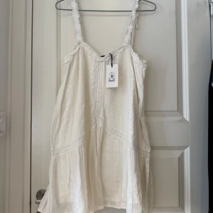 Sommarklänning - Säljer denna slutsålda och populära klänningen från BikBok som är kortare med justerbara band. Så fin❤️ Nypris 599kr