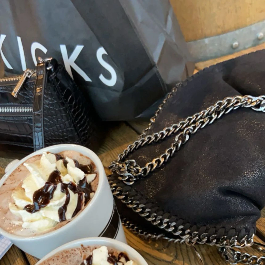 Svart axelväska med kedjedetaljer - 1