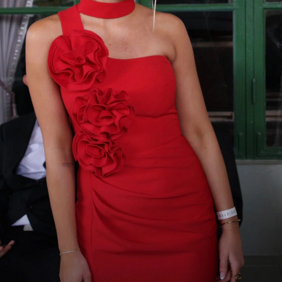 Röd långklänning med stora blommor - 1