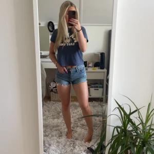 Blå jeansshorts från Gina Tricot - Säljer dessa blåa jeansshorts från Gina Tricot, sällan använda och i bra skick. Säljer då dom inte är min stil längre.