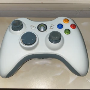 Xbox 360 kontroll - Vit xbox 360 kontroll med batteri eller laddare