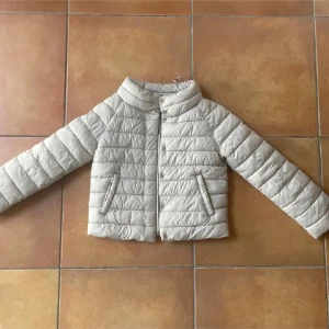 Beige heronliknande jacka - Snygg beige hernoliknade jacka som passar perfekt nu till hösten. 🥰 PS jackan har ett litet hål i ena fickan men är inget som påverkar kvalitén eller användningen 🩷