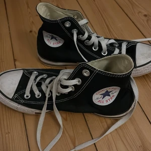 Svarta Converse All Star high-tops - Använda fåtal gånger väldigt fint skick. Lite smutsiga men går att tvätta bort. 