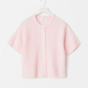 Gina Young Ljusrosa stickad kofta - Supersöt ljusrosa stickad kofta från Gina Young med korta ärmar och rund hals. Koftan har knappar framtill och är perfekt för lager-på-lager. Mjuk och fluffig känsla som ger en chill vibe till din outfit.