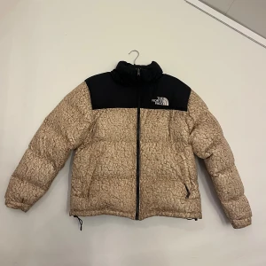 Beige pufferjacka från The North Face - Säljer en beige och svart pufferjacka från The North Face i storlek M. 