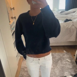 Mörkblå stickad tröja & Other Stories - Mysig mörkblå stickad tröja från & Other Stories🥰