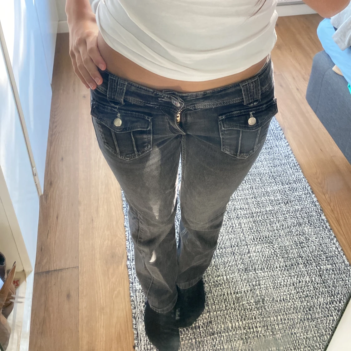 Svarta bootcut jeans från gina tricot young 