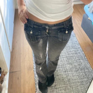 Svarta bootcut jeans från gina tricot young  - Säljer ett par svarta bootcut jeans från gina tricot de är i storlek 152 fast är tajatre eftersom de är tvättade 