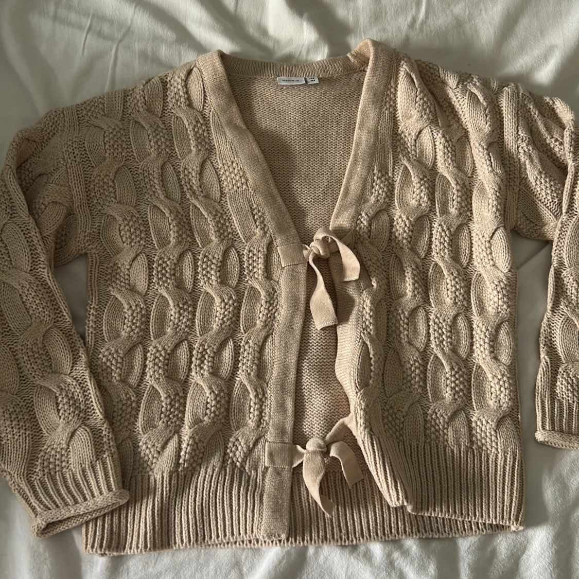 Beige stickad kofta med knyt från Name It