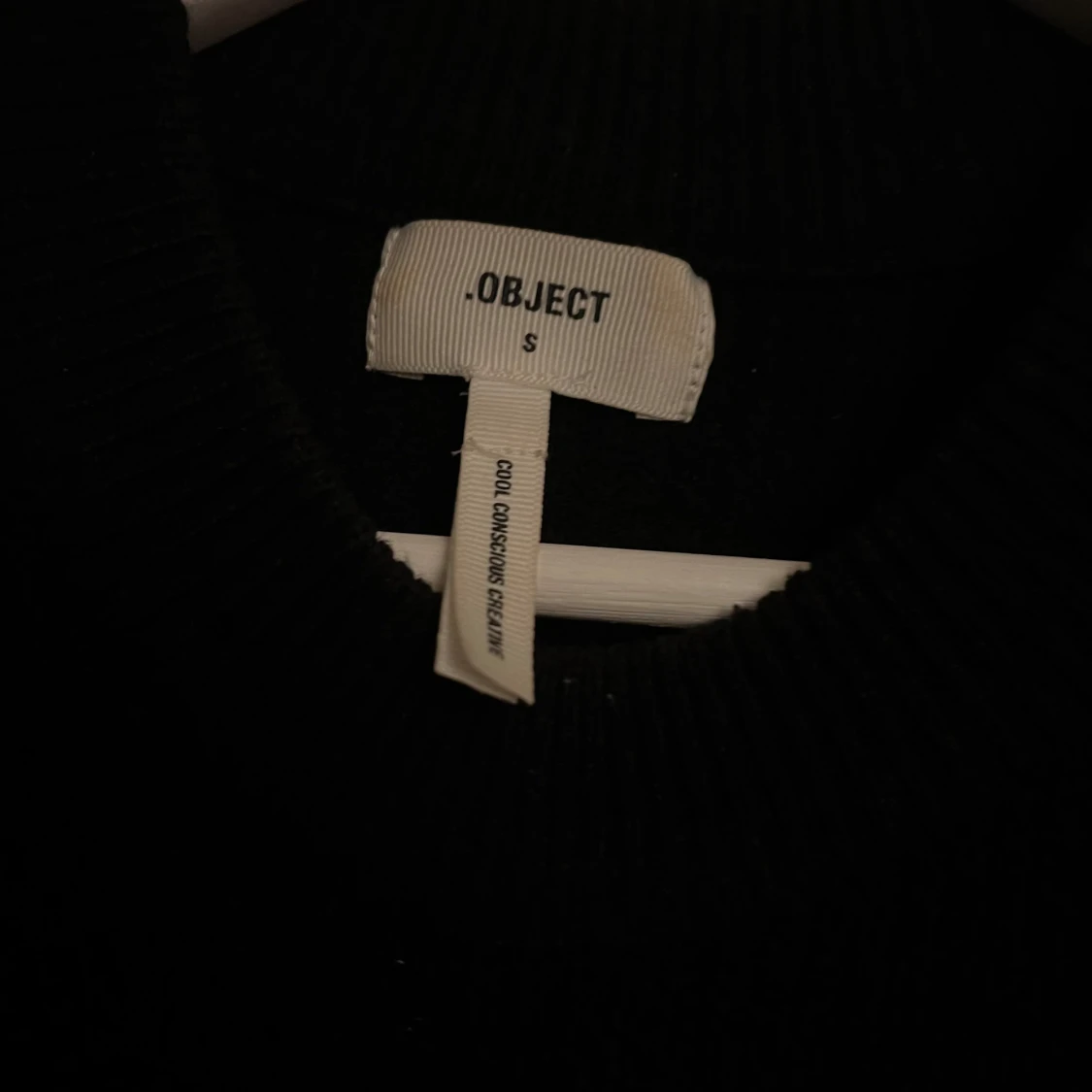 Svart stickad tröja med volanger - 2