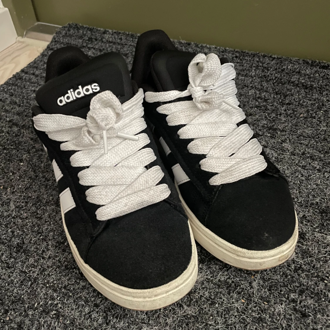 Svarta Adidas sneakers 