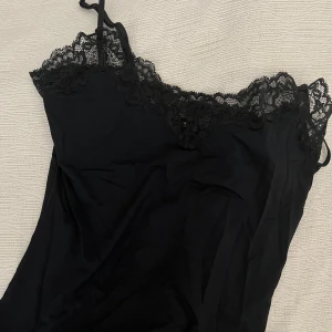 Spetslinne - Superfint linne med spetsdetaljer! Stretchigt + oanvänt 