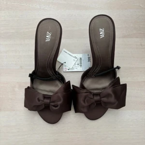 Zara klackskor - Zara klackskor. Jättefina, aldrig använda. Köpt för 399kr. Storlek 37🥰