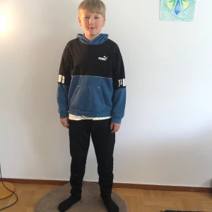 Blå och svart hoodie från Puma - Säljer en snygg hoodie från Puma i strl: 152🥰 blå och svart med vit logga på bröstet och stora PUMA märken på armarna🦋den är använd men är ej sliten🤗 ‼️pris kan diskuteras‼️