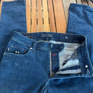 Tramarossa jeans - Ett par Tramarossa jeans jag verkligen inte använder längre. Skicket är i princip perfekt vill jag påstå. Fitten drar mer åt slim hållet och är ganska stretchiga och sköna. Storleken passar perfekt för 170-183 (Beroende på hur man vill att längden ska sitta). Priset är inte ristat i sten.