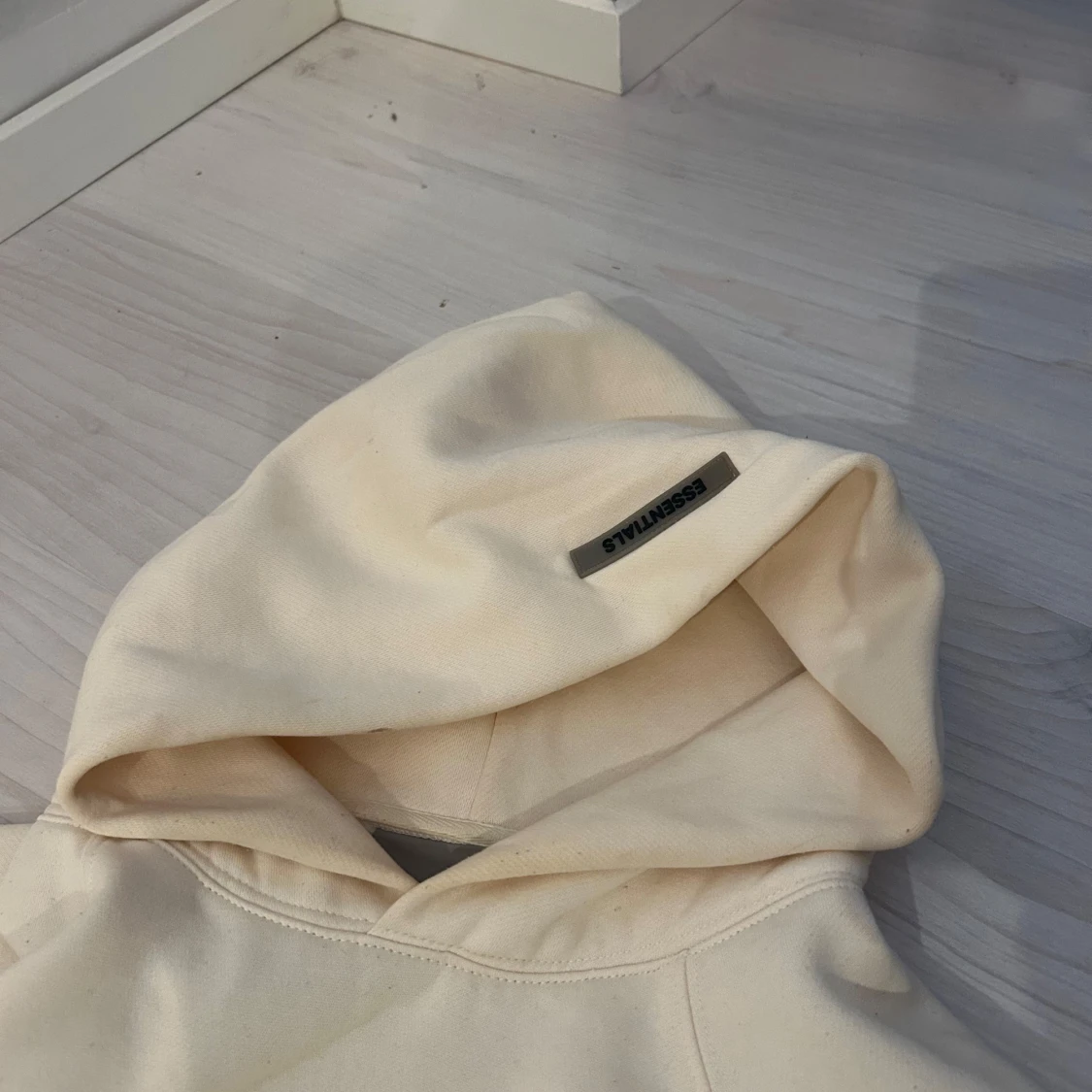 Essentials hoodie i beige med tryck - 3