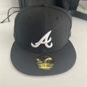 Svart Atlanta Braves keps 59FIFTY - En kep jag aldrig använt, helt ny. Jag råka köpa en för stor storlek och öppetköpet har gått ut. Storlek 7 3/4