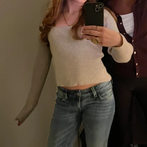 Beige croppad  stickad tröja - Superfin croppad stickad tröja i beige med långa ärmar och lite uringning.(skrev för fler bilder) Tröjan har ribbad struktur och sitter snyggt med en lite loose passform. Perfekt för dig som vill ha en trendig och bekväm look. Från Lindex storlek s. Skriv om fler bilder eller frågor❤️öppen att diskutera pris❤️