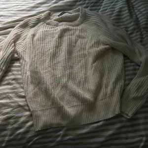 Beige stickad tröja - Säljer en beige stickad tröja i storlek S från lager 157. Perfekt att ha nu till hösten och vintern🫶🏻