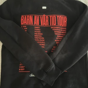 Svart hoodie Barn av vår tid Tour - Svart hoodie från Siniestro med röd tour-print på ryggen och liten broderad krona fram. Klassisk modell med huva och snörning, mjuk insida och långa ärmar. Säljer endast vid bra bud❤️