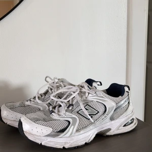 New Balance 530 - Storlek 39,5. Finns ett litet hål (se foto). Nypris 1400:- 