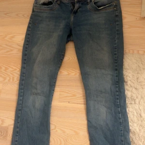 Blåa ltb jeans  - säljer ett par lågmidjade ltb jeans i modell valarie, säljer då dom är för stora för mig, står inte vilken storlek de är men skulle gissa på M/L, dom har ett hål där vid midjan ( finns bild på) men de är inget som syns på, pris kan diskuteras 