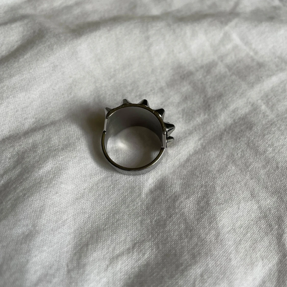 Edblad Silvrig ring med nitar - 1